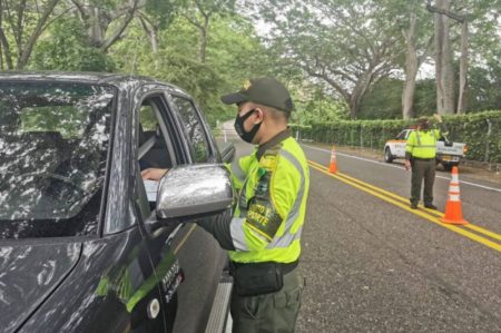 30 vehículos inmovilizados y 65 comparendos en vías del Tolima durante el puente festivo