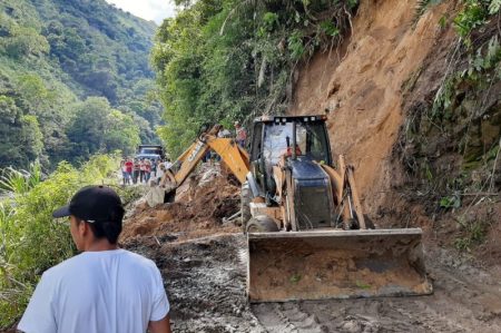 Maquinaria restablece nuevamente el tránsito vehicular entre Playarrica y San Pedro