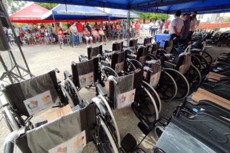 Personas en condición de discapacidad de El Guamo y Chaparral recibieron sillas de ruedas