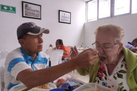 Adultos mayores de Ibagué continúan recibiendo una alimentación sana y balanceada