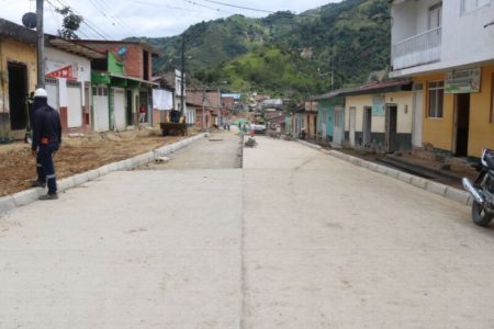 En San Antonio avanza la pavimentación de vías urbanas