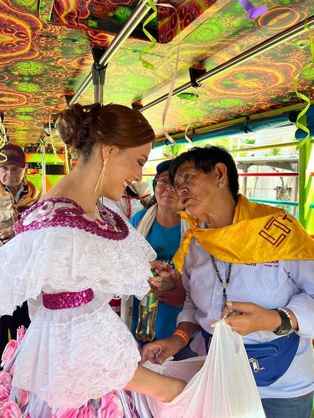 En el desfile de San Pedro la Lotería del Tolima hizo homenaje a sus loteros