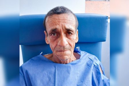 Paciente adulto mayor del Hospital Federico Lleras Acosta busca a su familia