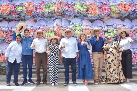 Gobernación del Tolima entregó trajes típicos a organizaciones culturales del departamento