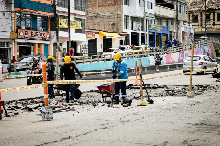 La ‘Ambulancia Vial’ de la Alcaldía superó los 1.100 huecos tapados en el 2025