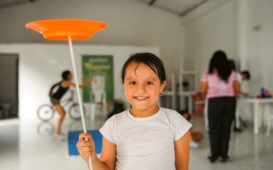 Niños y niñas del barrio Yuldaima disfrutan de clases de circo con el programa SIMIFARTE