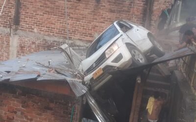 Organismos de socorro atienden emergencia por vehículo que cayó sobre una vivienda