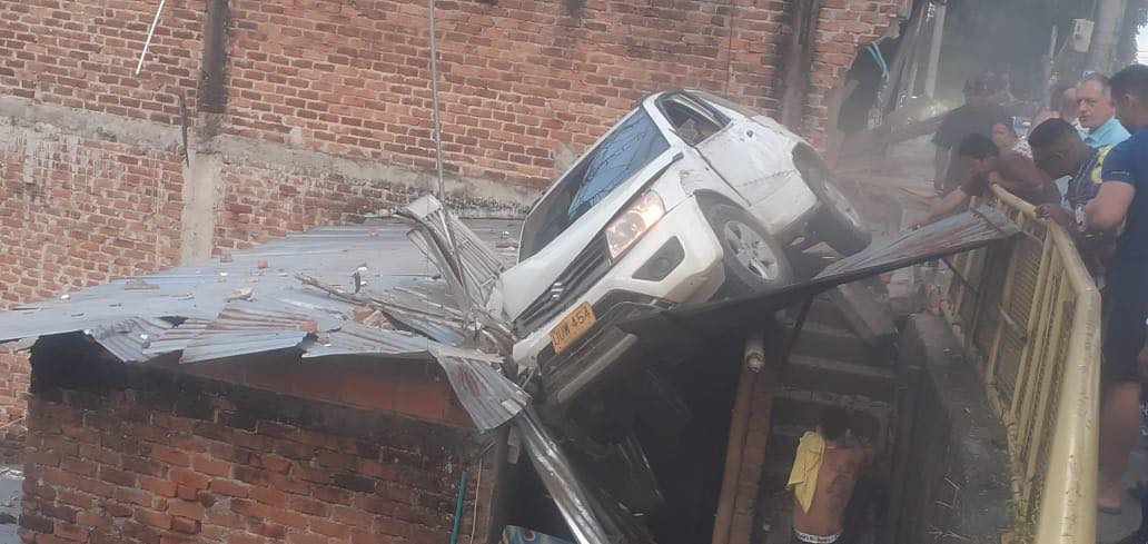 Organismos de socorro atienden emergencia por vehículo que cayó sobre una vivienda
