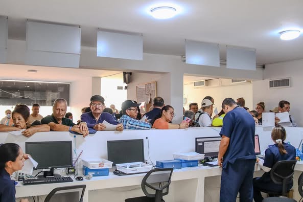 Alcaldía halló estanterías vacías e inadecuada información a usuarios en operativos a farmacias