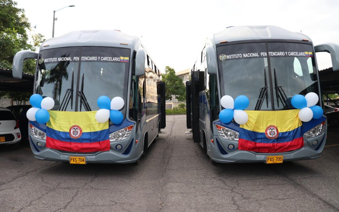 Alcaldía entrega dos busetones al INPEC para fortalecer seguridad y traslado de privados de libertad